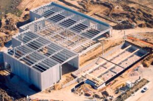 Construcción nave logística en Madrid con estructura metálica y muelles de carga