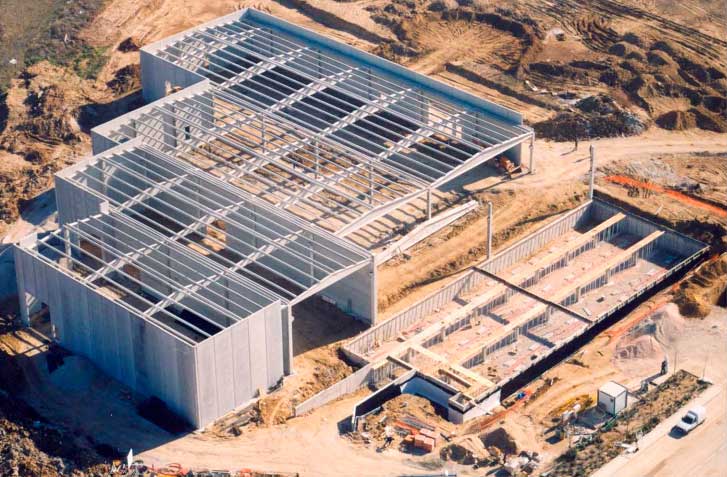 Construcción nave logística en Madrid con estructura metálica y muelles de carga